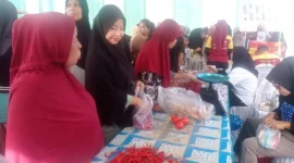 Gerakan Pangan Murah di Lapangan Maransi Indah RW XII, Kelurahan Dadok Tunggul Hitam diserbu warga, Rabu (24/12/2025). (Foto: Diskominfo Padang)