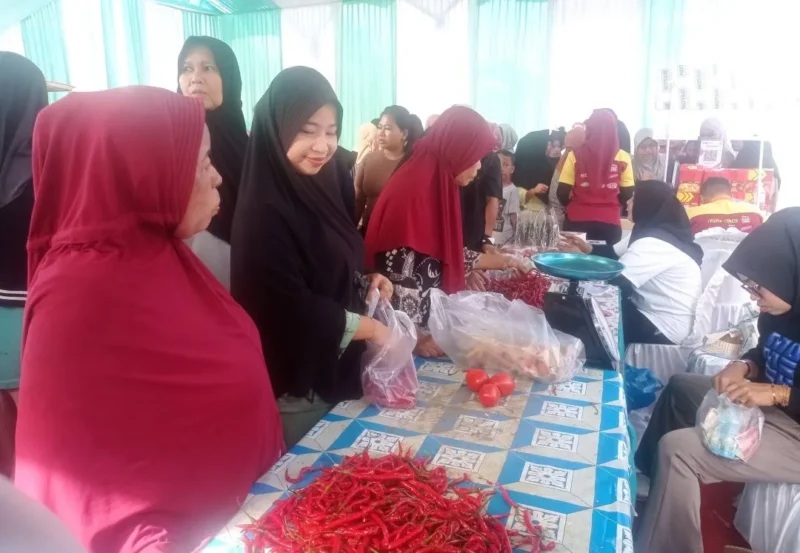 Gerakan Pangan Murah di Lapangan Maransi Indah RW XII, Kelurahan Dadok Tunggul Hitam diserbu warga, Rabu (24/12/2025). (Foto: Diskominfo Padang)