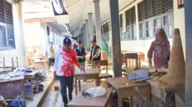 Pemko Padang mengerahkan ASN untuk membersihkan material sisa lumpur di SMAN 12 Padang, Minggu (7/12/2025). (Foto: Prokopim Padang)