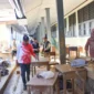 Pemko Padang mengerahkan ASN untuk membersihkan material sisa lumpur di SMAN 12 Padang, Minggu (7/12/2025). (Foto: Prokopim Padang)