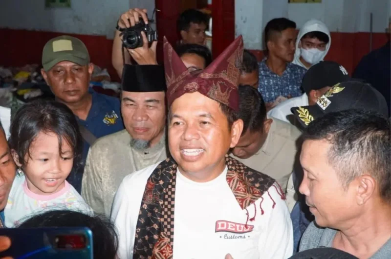 Gubernur Jawa Barat, Dedi Mulyadi (KDM) meninjau lokasi terdampak banjir bandang di Padang. (Foto: Prokopim Padang)