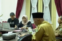 Gubernur Mahyeldi saat menerima audiensi komunitas heritage di Istana Gubernur Sumbar, Selasa (30/12/2025). (Foto: ADPSB)