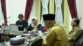 Gubernur Mahyeldi saat menerima audiensi komunitas heritage di Istana Gubernur Sumbar, Selasa (30/12/2025). (Foto: ADPSB)