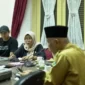 Gubernur Mahyeldi saat menerima audiensi komunitas heritage di Istana Gubernur Sumbar, Selasa (30/12/2025). (Foto: ADPSB)