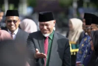 Gubernur Sumbar Mahyeldi Ansharullah menyerukan penguatan persatuan nasional pada Upacara Hari Bela Negara ke-77 di Halaman Kantor Gubernur, Jumat (19/12/2025). (Foto: ADPSB)