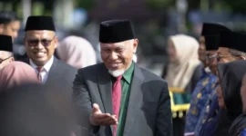 Gubernur Sumbar Mahyeldi Ansharullah menyerukan penguatan persatuan nasional pada Upacara Hari Bela Negara ke-77 di Halaman Kantor Gubernur, Jumat (19/12/2025). (Foto: ADPSB)