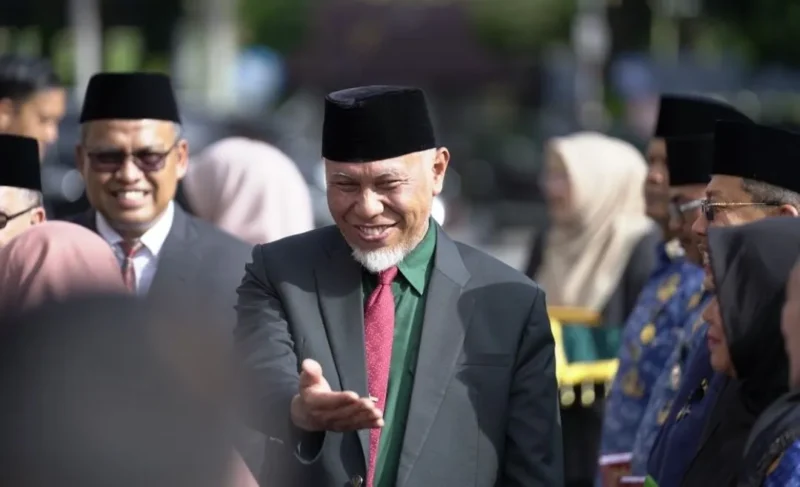Gubernur Sumbar Mahyeldi Ansharullah menyerukan penguatan persatuan nasional pada Upacara Hari Bela Negara ke-77 di Halaman Kantor Gubernur, Jumat (19/12/2025). (Foto: ADPSB)