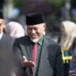 Gubernur Sumbar Mahyeldi Ansharullah menyerukan penguatan persatuan nasional pada Upacara Hari Bela Negara ke-77 di Halaman Kantor Gubernur, Jumat (19/12/2025). (Foto: ADPSB)