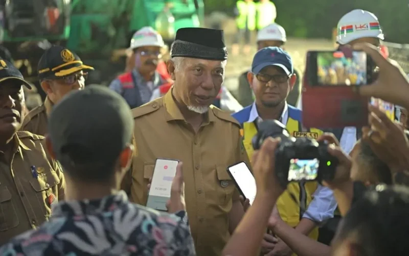 Gubernur Sumbar Mahyeldi menetapkan UMP Sumbar 2026 naik 6,3 persen menjadi Rp3.182.955. (Foto: ADPSB)