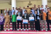 Gubernur Sumbar, Mahyeldi Ansharullah memberikan apresiasi kepada atlet peraih medali SEA Games XXXIII 2025 Thailand di Istana Gubernuran, Selasa (23/12/2025). (Foto: ADPSB)