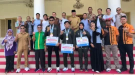 Gubernur Sumbar, Mahyeldi Ansharullah memberikan apresiasi kepada atlet peraih medali SEA Games XXXIII 2025 Thailand di Istana Gubernuran, Selasa (23/12/2025). (Foto: ADPSB)