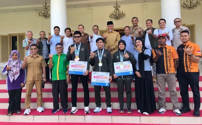 Gubernur Sumbar, Mahyeldi Ansharullah memberikan apresiasi kepada atlet peraih medali SEA Games XXXIII 2025 Thailand di Istana Gubernuran, Selasa (23/12/2025). (Foto: ADPSB)
