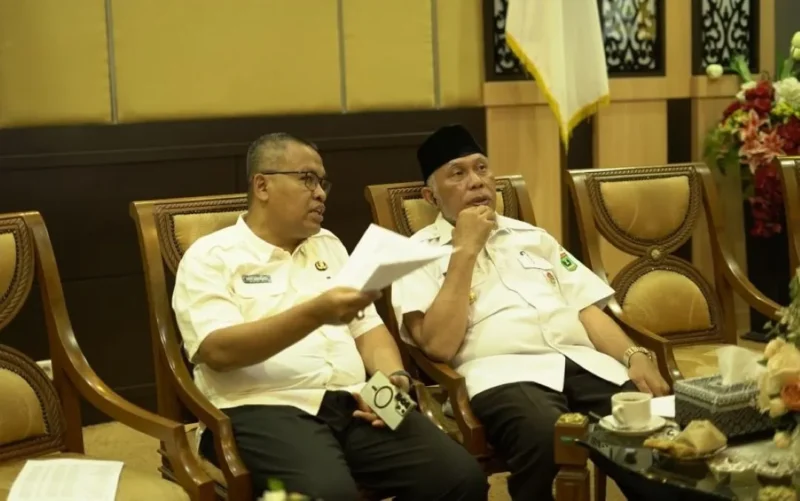 Gubernur Sumbar Mahyeldi mengikuti Rapat Koordinasi Evaluasi Realisasi APBD Tahun Anggaran 2025 secara daring, Selasa (24/12/2025). (Foto: ADPSB)