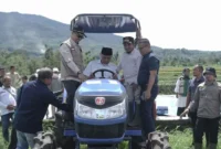 Gubernur Mahyeldi menyerahkan bantuan alsintan ke Nagari Koto Gadang Guguak, Kabupaten Solok. Penyerahan, Rabu (31/12/2025). (Foto: ADPSB)