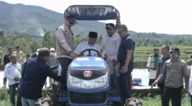 Gubernur Mahyeldi menyerahkan bantuan alsintan ke Nagari Koto Gadang Guguak, Kabupaten Solok. Penyerahan, Rabu (31/12/2025). (Foto: ADPSB)
