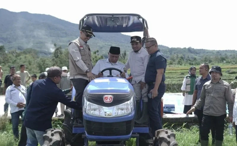 Gubernur Mahyeldi menyerahkan bantuan alsintan ke Nagari Koto Gadang Guguak, Kabupaten Solok. Penyerahan, Rabu (31/12/2025). (Foto: ADPSB)