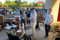 Sekda Kota Padang Andree Algamar menyerahkan hadiah doorprize kepada anggota KPN Balaikota Padang. (Foto: Diskominfo Padang)