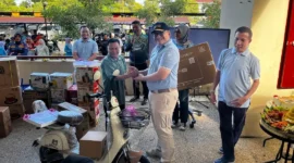 Sekda Kota Padang Andree Algamar menyerahkan hadiah doorprize kepada anggota KPN Balaikota Padang. (Foto: Diskominfo Padang)