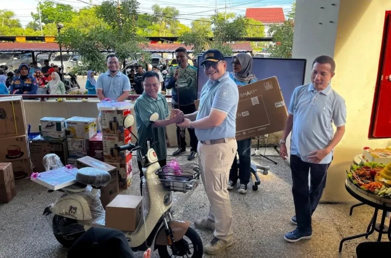 Sekda Kota Padang Andree Algamar menyerahkan hadiah doorprize kepada anggota KPN Balaikota Padang. (Foto: Diskominfo Padang)