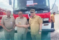 Wali Kota Padang Panjang, Hendri Arnis menerima hibah armada damkar dari Gubernur DKI Jakarta, Pramono Anung di Pelataran Monas, Jakarta, Senin (29/12/2025). (Foto: Kominfo Padang Panjang)