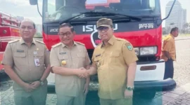 Wali Kota Padang Panjang, Hendri Arnis menerima hibah armada damkar dari Gubernur DKI Jakarta, Pramono Anung di Pelataran Monas, Jakarta, Senin (29/12/2025). (Foto: Kominfo Padang Panjang)