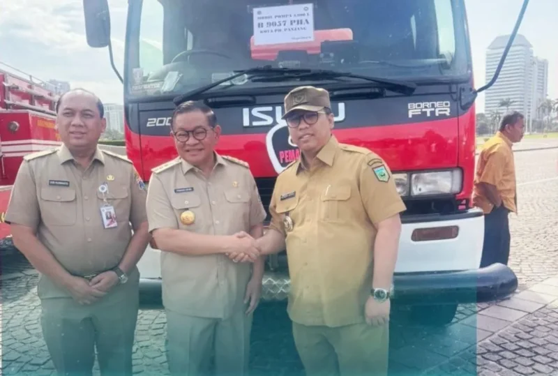 Wali Kota Padang Panjang, Hendri Arnis menerima hibah armada damkar dari Gubernur DKI Jakarta, Pramono Anung di Pelataran Monas, Jakarta, Senin (29/12/2025). (Foto: Kominfo Padang Panjang)