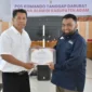 Spesialis Kebencanaan Human Initiative Pusat, Jumarsono menyerahkan bantuan kepada Sekdakab Agam, Dr Muhammad Lutfi AR. (Foto: AMC)