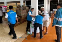 Hypermart Basko City Mall menyalurkan bantuan kemanusiaan bagi korban bencana Padang di Posko Utama Palanta Rumah Dinas Wali Kota Padang, Jumat (19/12/2025). (Foto: Diskominfo Padang)