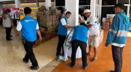 Hypermart Basko City Mall menyalurkan bantuan kemanusiaan bagi korban bencana Padang di Posko Utama Palanta Rumah Dinas Wali Kota Padang, Jumat (19/12/2025). (Foto: Diskominfo Padang)