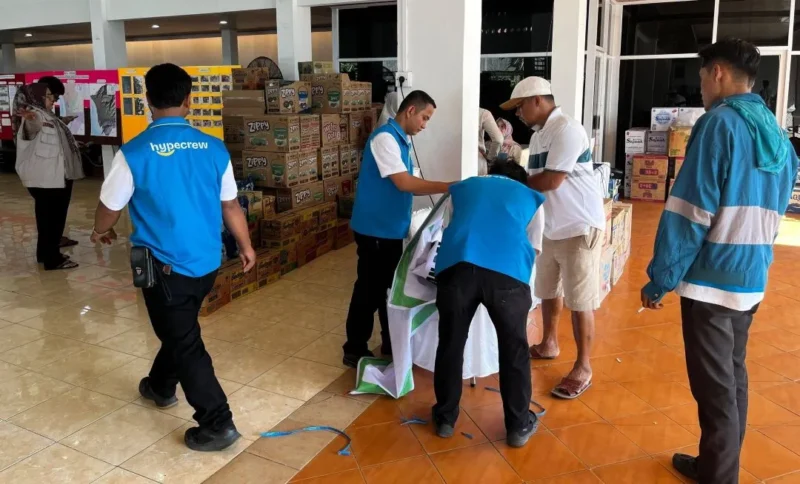 Hypermart Basko City Mall menyalurkan bantuan kemanusiaan bagi korban bencana Padang di Posko Utama Palanta Rumah Dinas Wali Kota Padang, Jumat (19/12/2025). (Foto: Diskominfo Padang)