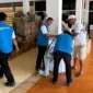 Hypermart Basko City Mall menyalurkan bantuan kemanusiaan bagi korban bencana Padang di Posko Utama Palanta Rumah Dinas Wali Kota Padang, Jumat (19/12/2025). (Foto: Diskominfo Padang)