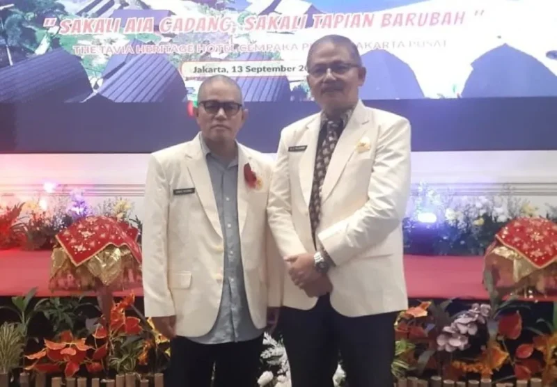 
Ketua Panitia Pelaksana Pemilihan IKB3, Armen Rachmad RKY Bagindo Basa (kiri) bersama Penasehat IKB3, Dr. Ir. Yuliusman M.Eng. (Foto: Dok. Ahman)