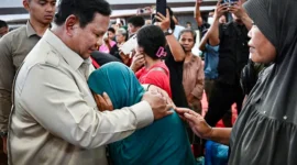 Presiden Prabowo Subianto meninjau posko pengungsian dan berdialog dengan warga terdampak di GOR Pandan, Senin (1/12). (Foto: BPMI Setpres)