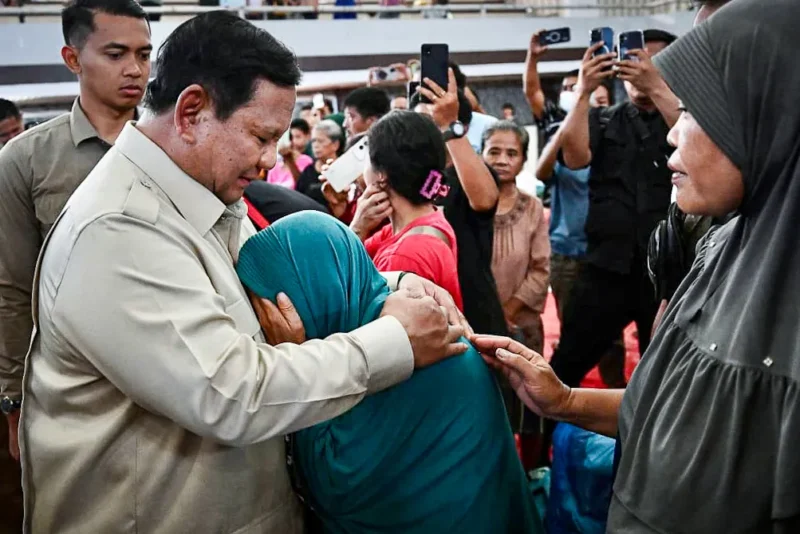 Presiden Prabowo Subianto meninjau posko pengungsian dan berdialog dengan warga terdampak di GOR Pandan, Senin (1/12). (Foto: BPMI Setpres)