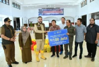 Wali Kota Padang Fadly Amran menerima bantuan untuk korban bencana di Posko Utama Tanggap Darurat Kota Padang, Senin (1/12/2025). (Foto: Prokopim Padang)