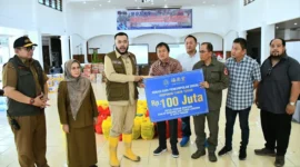Wali Kota Padang Fadly Amran menerima bantuan untuk korban bencana di Posko Utama Tanggap Darurat Kota Padang, Senin (1/12/2025). (Foto: Prokopim Padang)