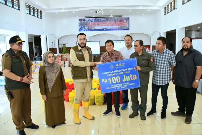 Wali Kota Padang Fadly Amran menerima bantuan untuk korban bencana di Posko Utama Tanggap Darurat Kota Padang, Senin (1/12/2025). (Foto: Prokopim Padang)