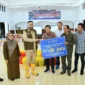 Wali Kota Padang Fadly Amran menerima bantuan untuk korban bencana di Posko Utama Tanggap Darurat Kota Padang, Senin (1/12/2025). (Foto: Prokopim Padang)