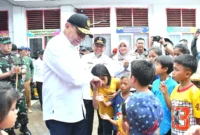Wakil Wali Kota Padang, Maigus Nasir mendampingi Menko Polkam Jenderal TNI (Purn) Djamari Chaniago mengunjungi Posko Bencana di SDN 02 Cupak Tangah, Kecamatan Pauh, Rabu (3/12/2025). (Foto: Prokopim Padang)