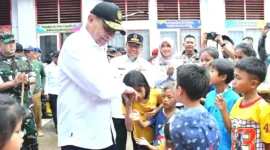 Wakil Wali Kota Padang, Maigus Nasir mendampingi Menko Polkam Jenderal TNI (Purn) Djamari Chaniago mengunjungi Posko Bencana di SDN 02 Cupak Tangah, Kecamatan Pauh, Rabu (3/12/2025). (Foto: Prokopim Padang)