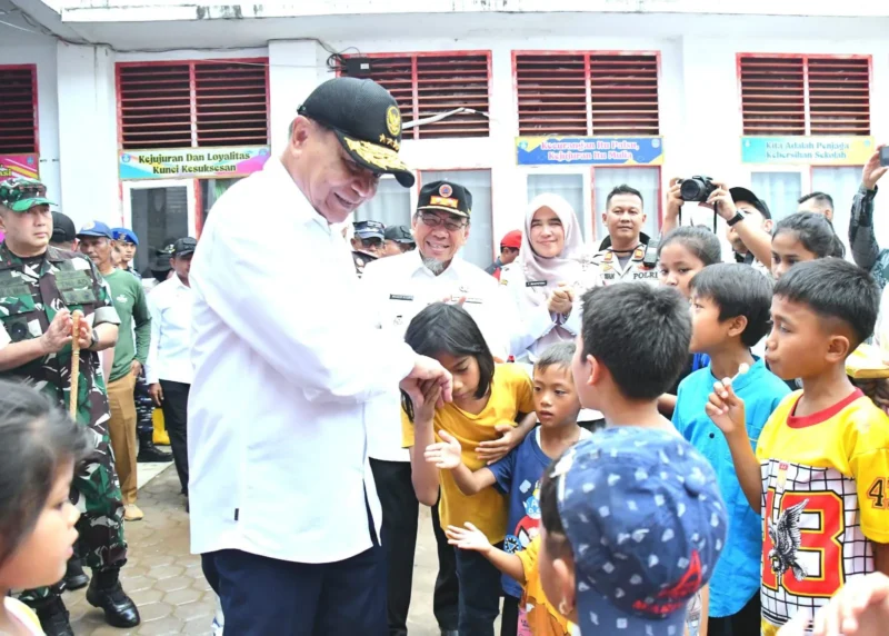 Wakil Wali Kota Padang, Maigus Nasir mendampingi Menko Polkam Jenderal TNI (Purn) Djamari Chaniago mengunjungi Posko Bencana di SDN 02 Cupak Tangah, Kecamatan Pauh, Rabu (3/12/2025). (Foto: Prokopim Padang)