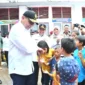 Wakil Wali Kota Padang, Maigus Nasir mendampingi Menko Polkam Jenderal TNI (Purn) Djamari Chaniago mengunjungi Posko Bencana di SDN 02 Cupak Tangah, Kecamatan Pauh, Rabu (3/12/2025). (Foto: Prokopim Padang)