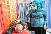 Ketua TP-PKK Kota Padang, Ny. dr. Dian Puspita Fadly Amran, Sp.Jp memeriksa kesehatan pengungsi di Posko Evakuasi SDN 02 Cupak Tangah, Kecamatan Pauh, Jumat (5/12/2025). (Foto: Prokopim Padang)