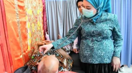 Ketua TP-PKK Kota Padang, Ny. dr. Dian Puspita Fadly Amran, Sp.Jp memeriksa kesehatan pengungsi di Posko Evakuasi SDN 02 Cupak Tangah, Kecamatan Pauh, Jumat (5/12/2025). (Foto: Prokopim Padang)