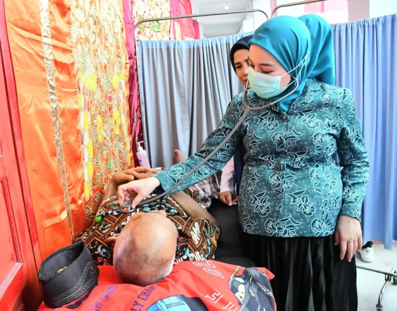 Ketua TP-PKK Kota Padang, Ny. dr. Dian Puspita Fadly Amran, Sp.Jp memeriksa kesehatan pengungsi di Posko Evakuasi SDN 02 Cupak Tangah, Kecamatan Pauh, Jumat (5/12/2025). (Foto: Prokopim Padang)