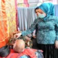 Ketua TP-PKK Kota Padang, Ny. dr. Dian Puspita Fadly Amran, Sp.Jp memeriksa kesehatan pengungsi di Posko Evakuasi SDN 02 Cupak Tangah, Kecamatan Pauh, Jumat (5/12/2025). (Foto: Prokopim Padang)
