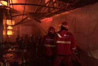 Petugas Damkar Padang berjibaku memadamkan api di lokasi kebakaran. (Foto: Damkar Padang)