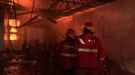 Petugas Damkar Padang berjibaku memadamkan api di lokasi kebakaran. (Foto: Damkar Padang)