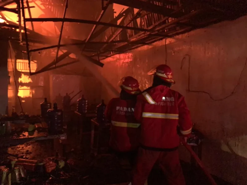 Petugas Damkar Padang berjibaku memadamkan api di lokasi kebakaran. (Foto: Damkar Padang)