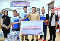 Wali Kota Padang Fadly Amran menerima bantuan dari Pertamina Drilling Service Indonesia di Posko Tanggap Darurat Bencana Kota Padang, Selasa (9/12/2025). (Foto: Prokopim Padang)